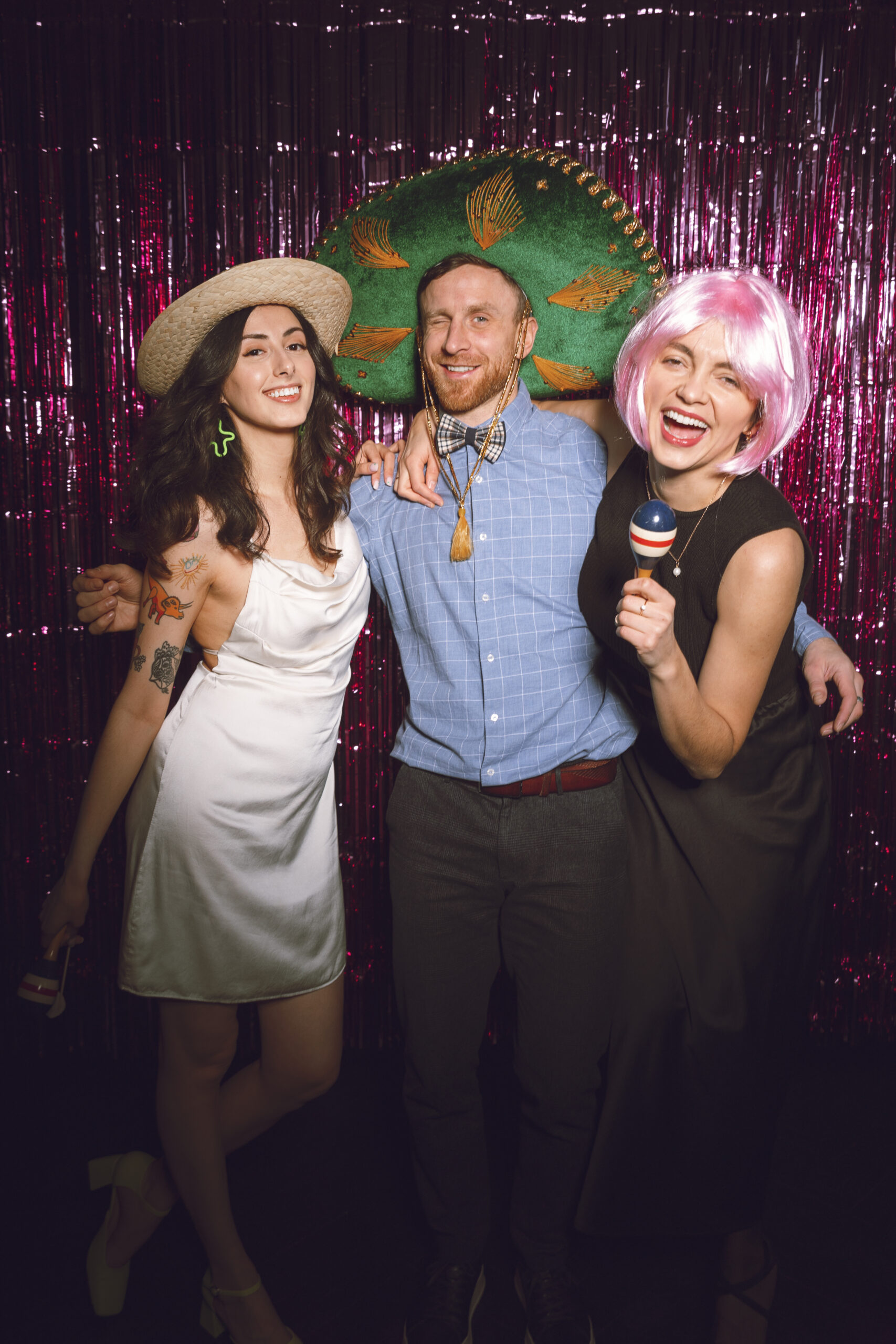 full-shot-smiley-friends-posing-together